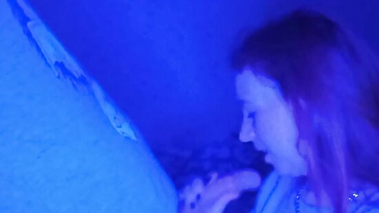 Рыжая сосет член