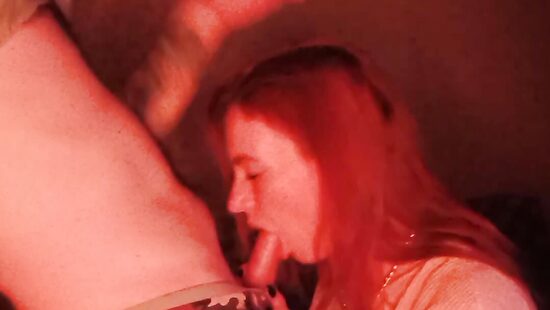 Рыжая сосет член