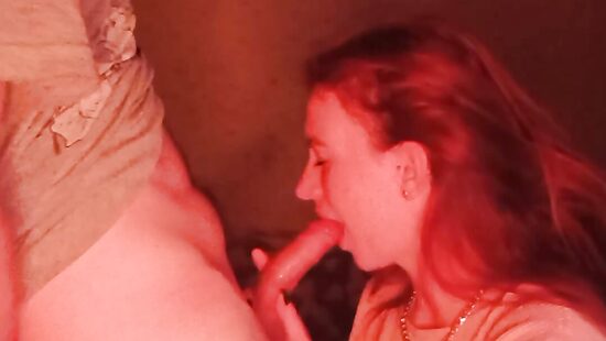 Рыжая сосет член