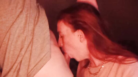 Рыжая сосет член