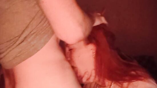 Рыжая сосет член