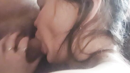 Девушка посасывает мне член