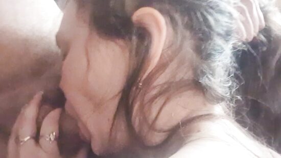 Девушка посасывает мне член