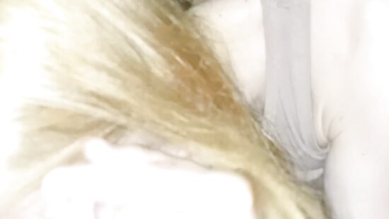 Сосет и лижет