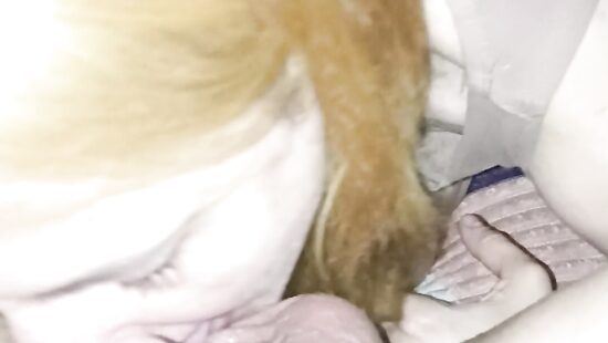 Сосет и лижет