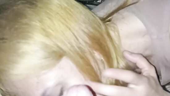 Сосет и лижет