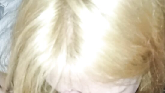 Сосет и лижет