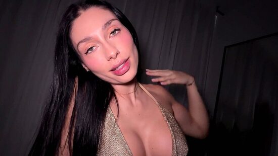 Новое платье оказалось слишком трахательным