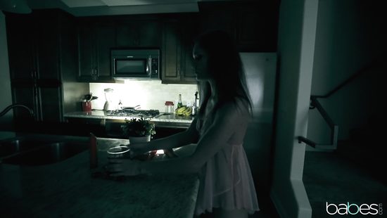 Мускулистый ловелас отымел стройную девушку в киску и облил горячим воском