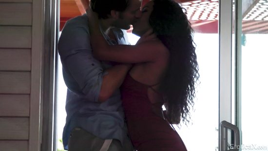 Кучерявая негритянка изменила парню с любовником глупенькой подружки