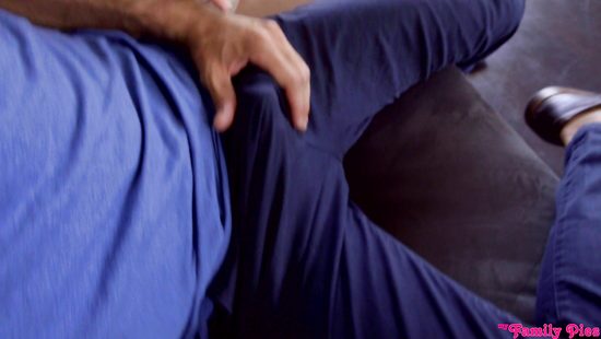 Выносливый паренек трахает в постели знойную милфу и молоденькую сучку