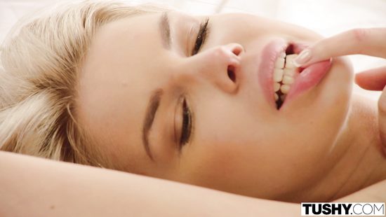 Русская красотка на курорте покорила богатого иностранца анальной дыркой