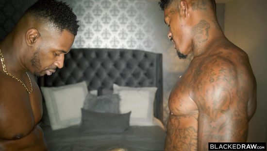 Мускулистые негры по очереди пердолят худенькую туристку огромными членами