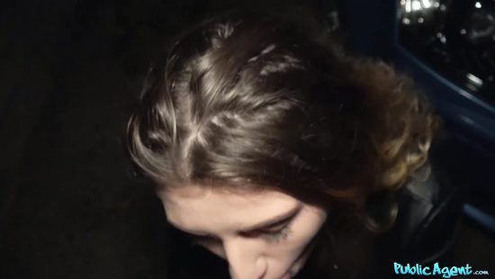 Сексапильная девушка трахается в письку с озабоченным пикапером под мостом