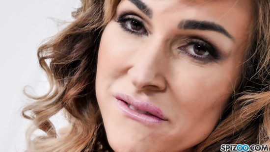 Мамка с большими сиськами получает сперму в выбритую киску