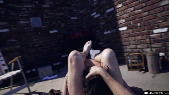 Озабоченный мужик жестко оттрахал татуированную гимнастку и кончил в письку