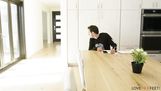 Зрелая красотка соблазнила парня стройными ножками и напросилась на секс