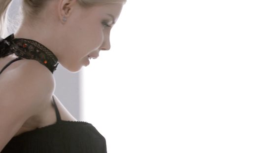 Блондинка кайфует от фейсситинга и унижения своего мужа