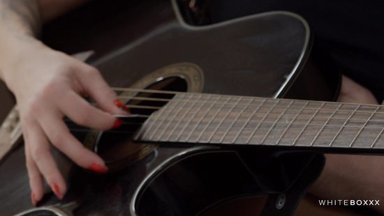 Молоденькая гитаристка отблагодарила парня за новые аккорды трахом в киску