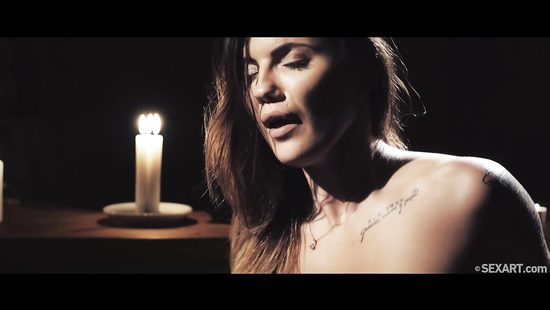 Соблазнила стриптизом при свечах и занялась нежным сексом с мужем