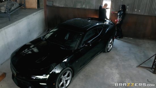 Сексапильная преступница напросилась на жесткий секс с парнем в гараже