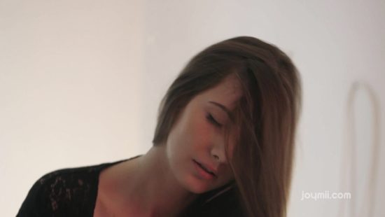 Длинноногая красотка садится влажной писькой парню на лицо и на стоячий пенис