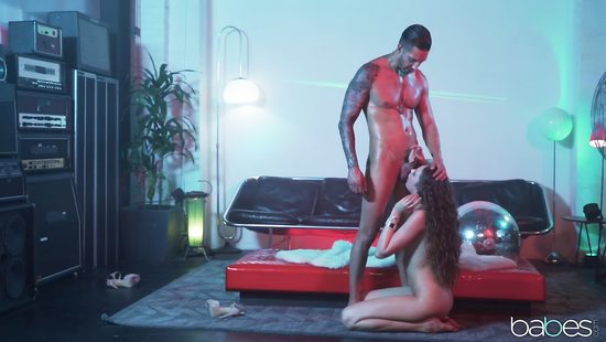 Ловелас после вечеринки оттрахал длинноногую телку и накончал в письку