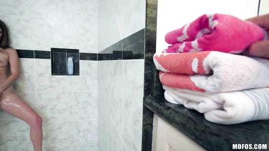 Пикапер подцепил гламурную шлюшку и оттрахал мощным членом в душевой