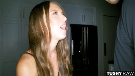 Жаркая сучка разработала сраку анальной пробкой перед трахом с ухажером