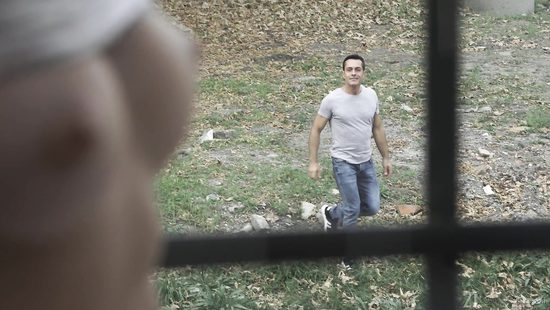 Опытный мужичок нежно пердолит молоденькую потаскушку в плотный анал