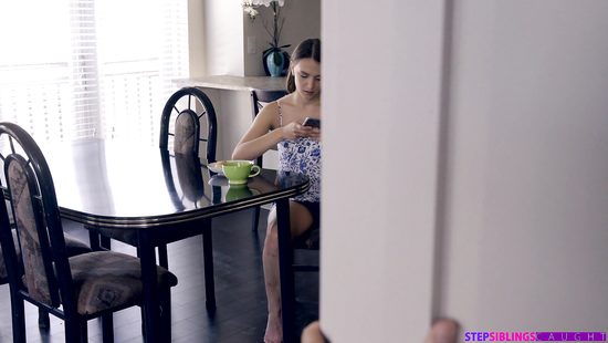 Соблазнительная худышка дала наглому дружку в узкую пилотку в туалете