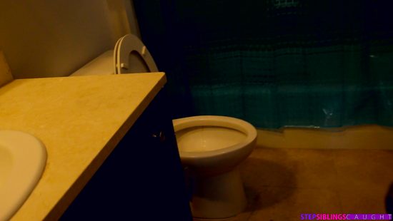 Соблазнительная худышка дала наглому дружку в узкую пилотку в туалете