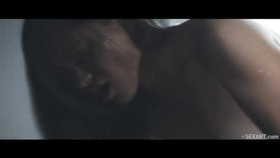 Бритоголовый европеец усадил молоденькую индианку на эрегированный член