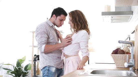 Рыжеватая деваха устроила парню массаж члена влажной пилоткой на кухне