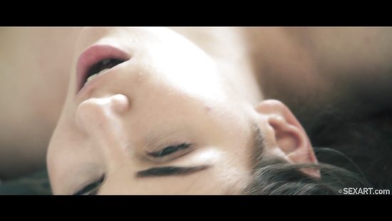 Парень после свидания раскрутил молоденькую красотку на трах и кончил в киску