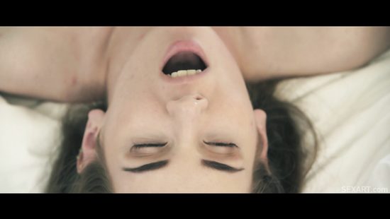 Парень после свидания раскрутил молоденькую красотку на трах и кончил в киску