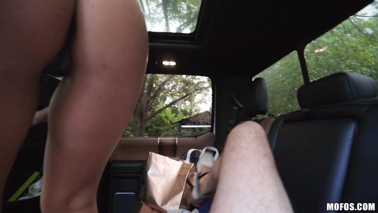 Легкодоступная милфа потрахалась с таксистом Убера на заднем сидении