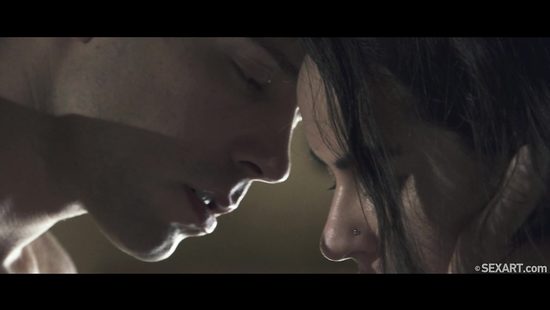 На шикарной вилле с бассейном семейная пара занялась красивым сексом