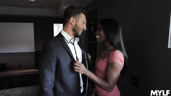 Падчерица соблазнила нового ухажера матери и потрахалась с ним в родительской спальне