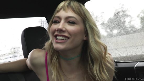 Блондинка-нимфоманка спешит к своему любовнику получить порцию спермы в ротик