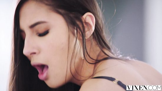 Брюнетка с длинными волосами на первом свидании отдается седому ебарю