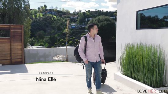 Фут фетиш и кунилингус студента для сексуальной жопастой блондинки