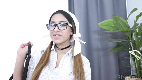 Roxy Lips в чулках отдается анально и во все дыры новому парню