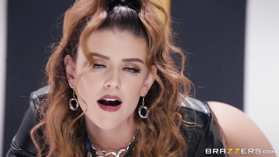 Русая молодая сучка в чулках трахается в бритую киску в масле