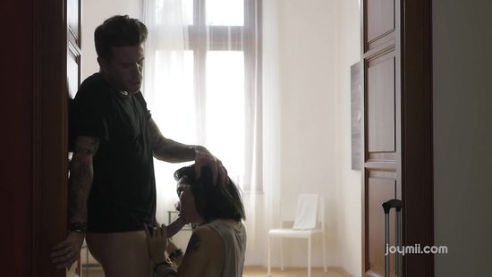 Узкоглазая автостопщица соблазнила водителя и дала в письку в гостинице