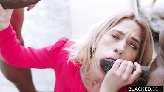 Миниатюрная блонда обслужила мелкой киской двух негров с огромными членами