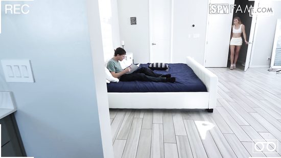 Длинноногая блондинка спалилась на мастурбации и согласилась потрахаться с другом