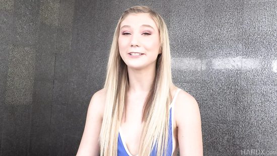 Подкачанный нигер засунул большой член в тугую попку длинноногой девушки