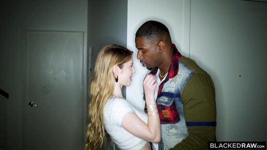 Русская девица тащится от траха с мускулистым негром