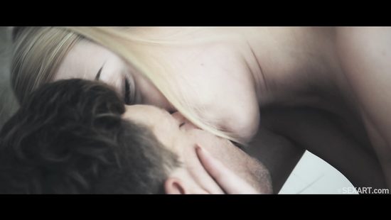 Похабная девушка после прогулки с парнем страстно скачет на длинном члене